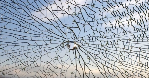 شکستن شیشه نشانه چیست؟